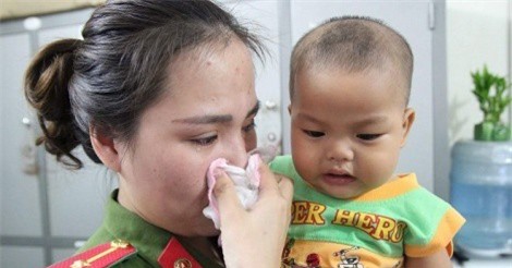 Thiếu úy Khuất Khánh Ly khóc nghẹn thương bé trai bị bỏ rơi