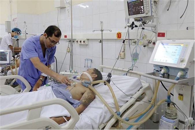 Uống nhầm rượu xoa bóp, 7 người ngộ độc nhập viện cấp cứu