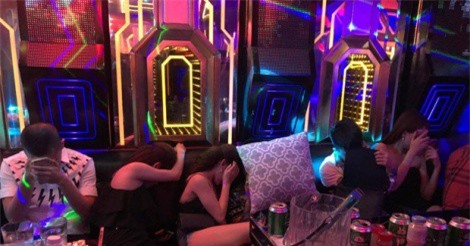Gần 100 dân chơi "thác loạn" trong nhà hàng karaoke ở Sài Gòn