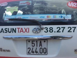 Sau Hà Nội, taxi ở TP. HCM cũng dán decal "tẩy chay" Grab, Uber