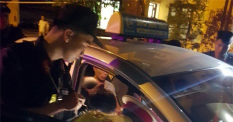 Taxi chạy quá tốc độ, "ôm" gần 600 viên ma túy tổng hợp 