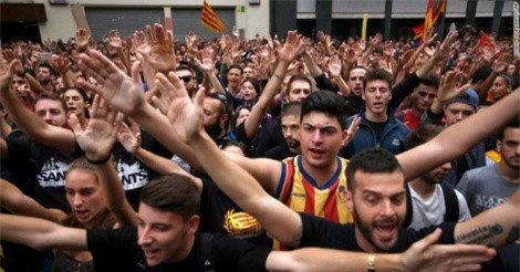 Barcelona sôi sục phản đối Catalonia tách khỏi Tây Ban Nha