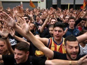 Barcelona sôi sục phản đối Catalonia tách khỏi Tây Ban Nha