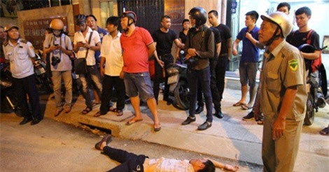 Bị cẩu xe vi phạm, tài xế "ăn vạ" vờ cắn lưỡi tự tử