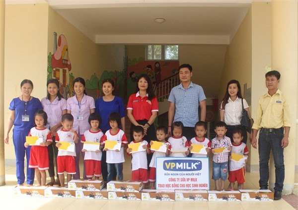 Công ty Sữa VP Milk trao học bổng cho học sinh nghèo Hà Tĩnh