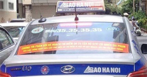 Hà Nội yêu cầu taxi tháo bỏ biểu ngữ phản đối Uber, Grab