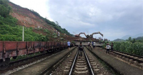 Sạt lở đất vùi lấp tàu chở hàng: Ngành đường sắt lên tiếng