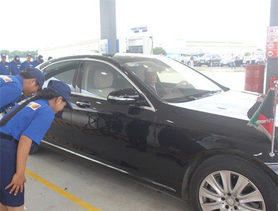 Bác tin đề xuất cấm công chức đổ xăng tại trạm xăng Nhật Bản