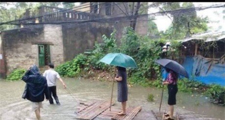 Chủ tịch phường ở Thanh Hóa mặc váy đứng trên bè thị sát lụt