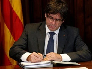 Người đứng đầu Catalonia đã ký tuyên ngôn độc lập