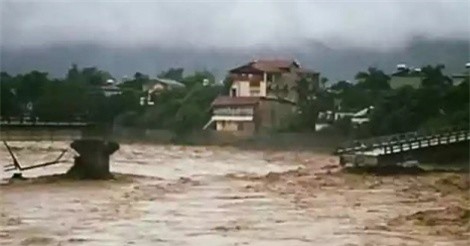 Sập cầu Thia ở Yên Bái, 1 phóng viên bị lũ cuốn trôi