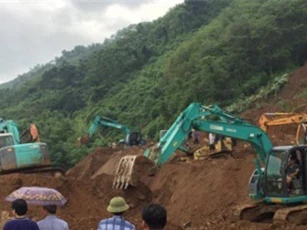 Sạt lở đất vùi lấp tàu chở hàng ở Lào Cai: Tin mới nhất
