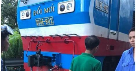 Hà Nội: Cố vượt đường sắt, một phụ nữ bị tàu đâm nguy kịch