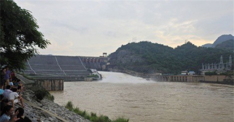 Hồ Hòa Bình chỉ còn mở 2 cửa xả đáy vào ngày 12/10