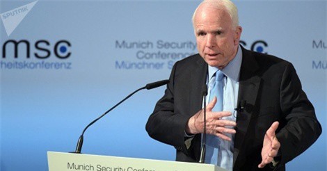 McCain cáo buộc Trump trì hoãn lệnh trừng phạt Nga