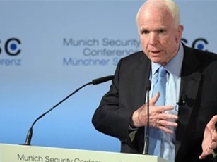McCain cáo buộc Trump trì hoãn lệnh trừng phạt Nga