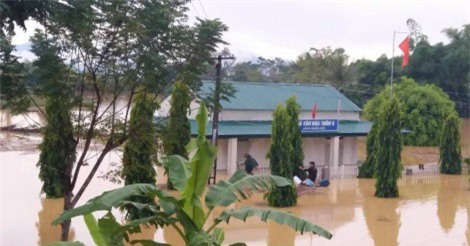 Người dân trắng đêm chạy lũ lo sợ vỡ đê sông Bưởi