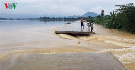 Đê Bùi 2 sạt trượt 10m, nhiều khu vực ngập úng nghiêm trọng