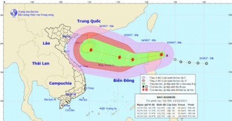 Bão Khanun giật cấp 13 hướng thẳng vào miền Trung