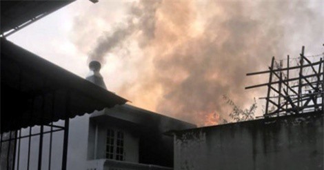 Hà Nội: Ngôi nhà 5 tầng bỗng nhiên bốc cháy, dân hoảng loạn