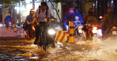 Nhiều tuyến đường tại TP. HCM lại ngập do mưa lớn