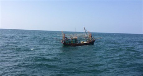 Cứu kịp thời 4 thuyền viên cùng tàu cá bị thủng ở Hải Phòng trước bão số 11