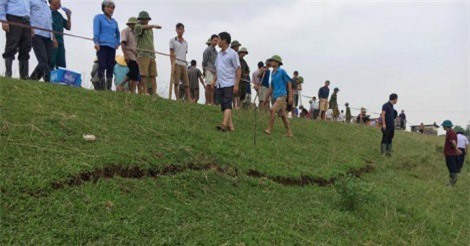 Thanh Hóa: Đê sông Chu bị rạn nứt, dân “mất ăn mất ngủ”