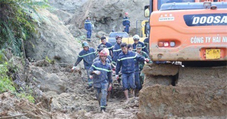 Sạt lở đất ở Hòa Bình: Dùng mìn phá đá tìm nạn nhân mất tích 