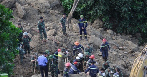Sạt lở ở Hòa Bình: Người thân khóc ngất thấy thi thể 3 mẹ con 