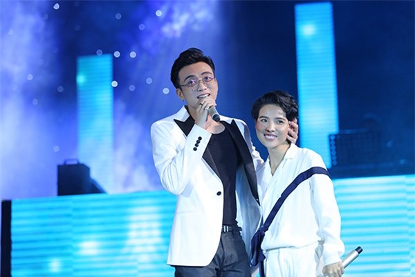 Vũ Cát Tường song ca tình tứ với Sobin Hoàng Sơn 