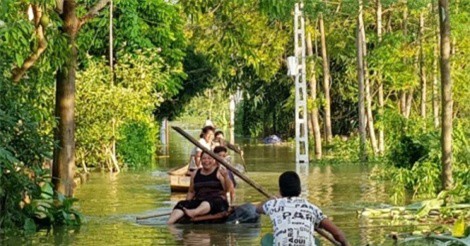 Sau 4 ngày bị lũ bao vây, người dân Chương Mỹ vẫn phải đi lại bằng thuyền
