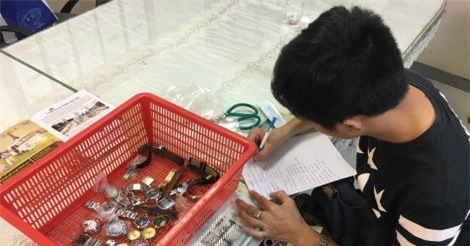 Giấu đồng hồ trong ống quần để nhập cảnh: Xác định giá trị lô hàng