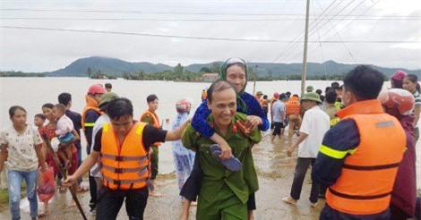 Thanh Hóa: Xúc động hình ảnh công an, bộ đội giúp dân chống lũ