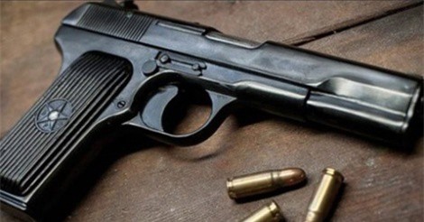 Bắt nhân viên khách sạn tàng trữ súng đạn