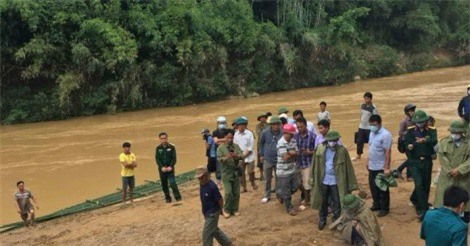Khẩn trương nhận dạng thi thể nghi cán bộ Biên phòng bị lũ cuốn trôi