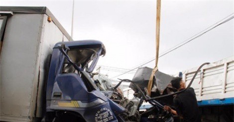 Va chạm 2 xe tải, người dân phá cửa cứu tài xế trong cabin