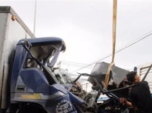 Va chạm 2 xe tải, người dân phá cửa cứu tài xế trong cabin