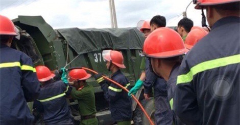 Nghệ An: Tài xế chết kẹt trong cabin sau khi va chạm xe tải