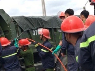 Nghệ An: Tài xế chết kẹt trong cabin sau khi va chạm xe tải