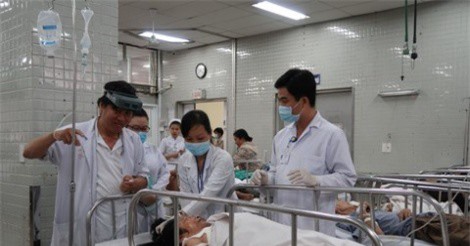 Vợ bị chồng 70 tuổi cuồng ghen tạt axit giữa đường 