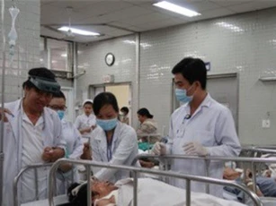 Vợ bị chồng 70 tuổi cuồng ghen tạt axit giữa đường