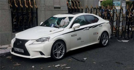 Cần cẩu va vào tòa nhà ngân hàng làm xế hộp Lexus, BMW vỡ nát