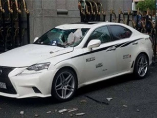 Cần cẩu va vào tòa nhà ngân hàng làm xế hộp Lexus, BMW vỡ nát