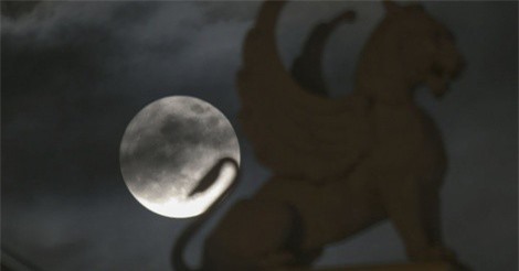 Nhật Bản phát hiện hang động sâu 50 km trên Mặt Trăng