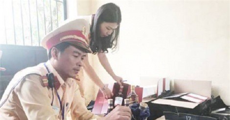 Thanh Hóa: Bắt giữ ô tô chuyển 347 chai rượu lậu đi tiêu thụ