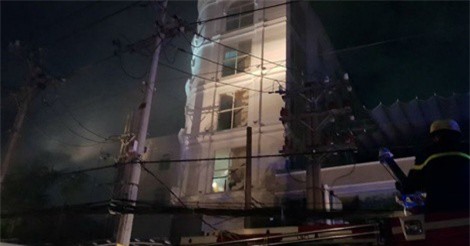 TPHCM: Quán karaoke bốc cháy, nhiều người bị mắc kẹt