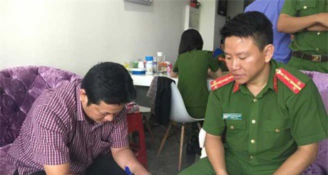 Bắt tạm giam Giám đốc ngân hàng chiếm đoạt hàng chục tỉ đồng