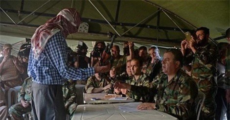 Hàng chục phiến quân ở Aleppo đầu hàng quân đội Syria