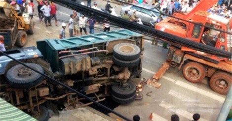 Xe tải chở đá lật ngang đường, 1 người bán vé số chết thảm