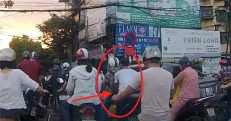 Lợi dụng tắc đường, kẻ xấu móc trộm ba lô của cô gái trẻ giữa phố